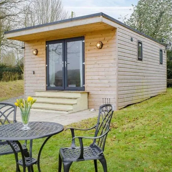 Secluded Log Cabin in beautiful private gardens, hotel in Weobley