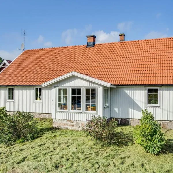 Spacious and newly renovated farmhouse with indoor pool, hotel in Skärseryd