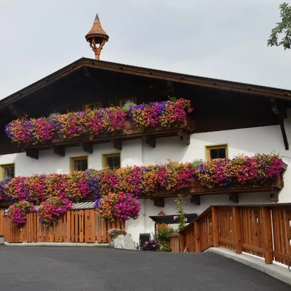 Pension Kirchbrugger, hotel in Telfes im Stubai