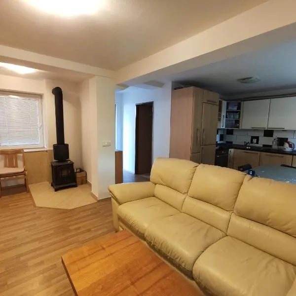 Apartmán Hulín, Chrášťany - bílý, hotel v destinaci Hulín