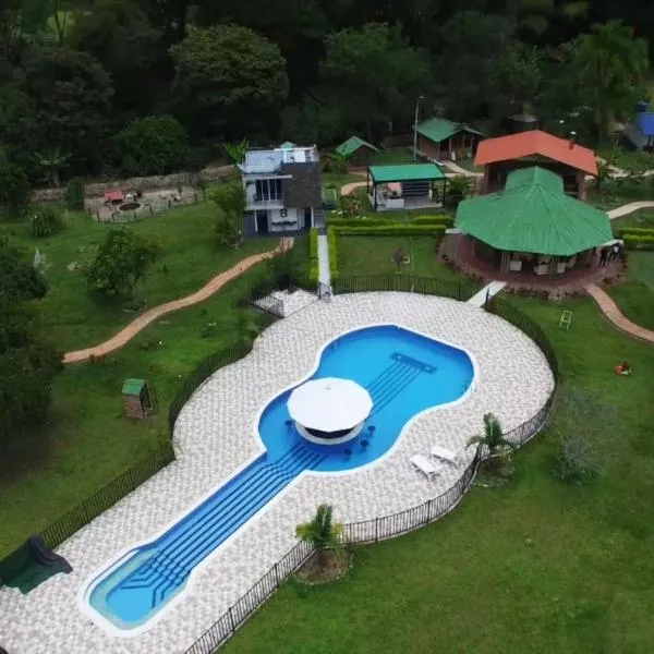 Cabaña la guitarra โรงแรมในปิตาลิโต