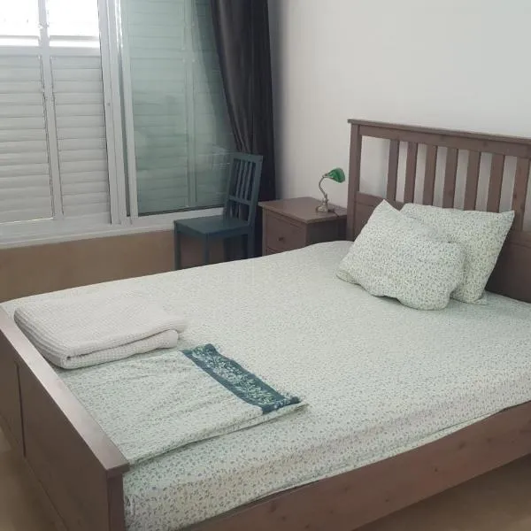 Room near Sheba Medical Center, and Bar Ilan, and TLV Airport, viešbutis mieste Qiryat Ono