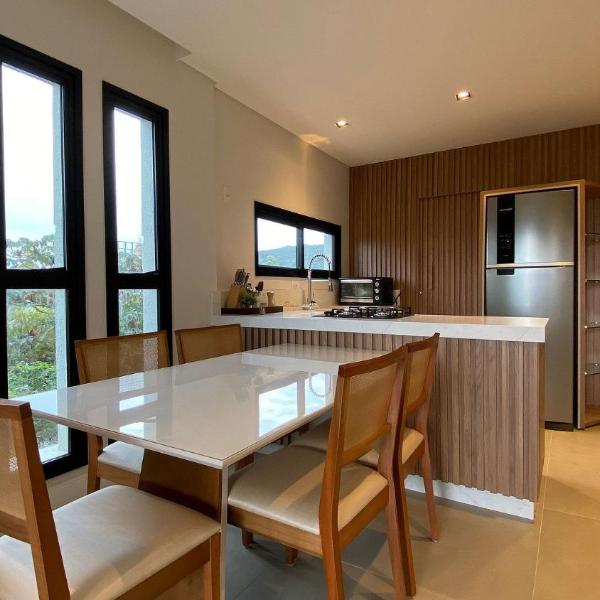 Lindo Apartamento na Praia de Mariscal com ótima localização.