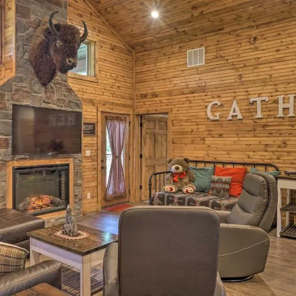 Relax Fireside: Family-Friendly Branson West Cabin โรงแรมในแบรนสันเวสต์