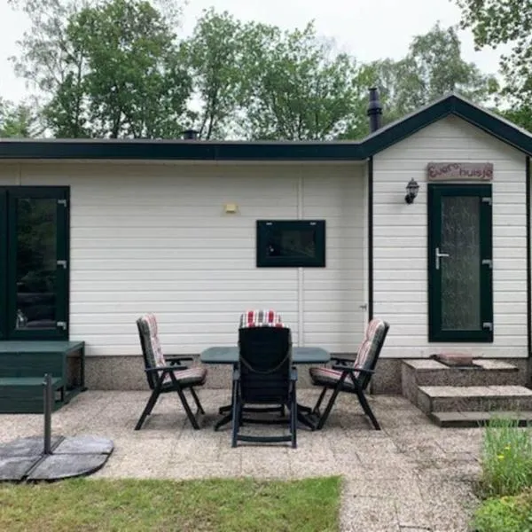 Ruim chalet op de Veluwe in Beekbergen op recreatiepark Topparken met vrije tuin en eigen parkeerplaats, hôtel à Beekbergen