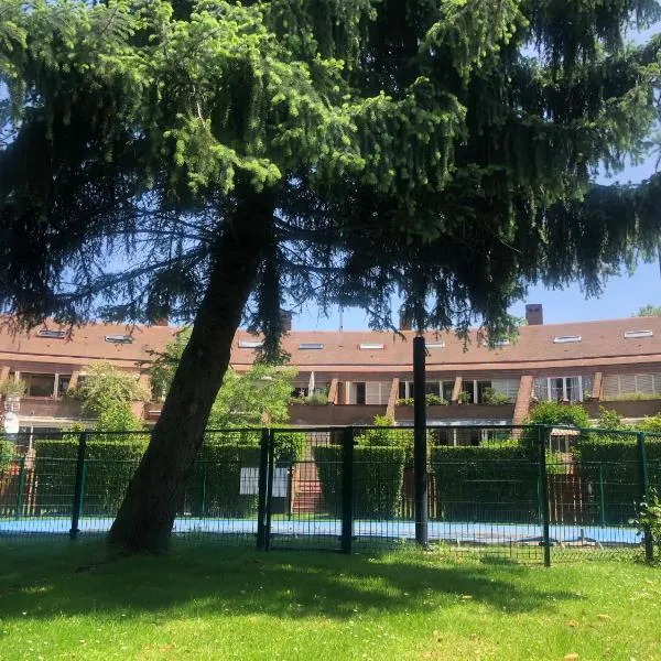 Alojamientos Castellana Jardín 1 y 2 PARKING Y PISCINA GRATIS!!, hotel v destinaci Burgos