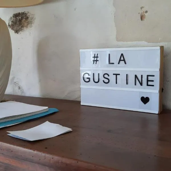 La Gustine, hotel u gradu 'Descartes'