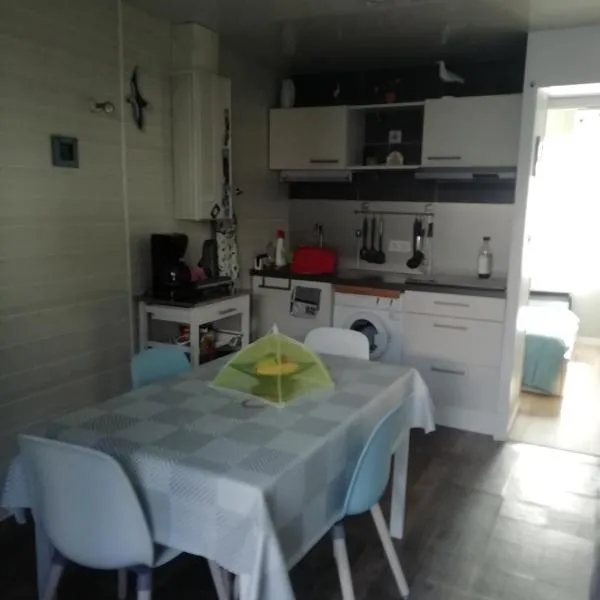 Pornichet à 50m de la mer et 800m de la gare loue un appartement RDC avec cour dans une petite copropriété opropriété, hotel in Pornichet
