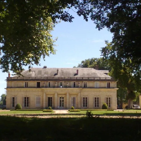 Le Château de BRESSEY & son Orangerie, отель в городе Varanges