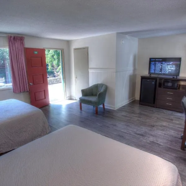 Hofbrau Riverfront Hotel, hotel di Helen