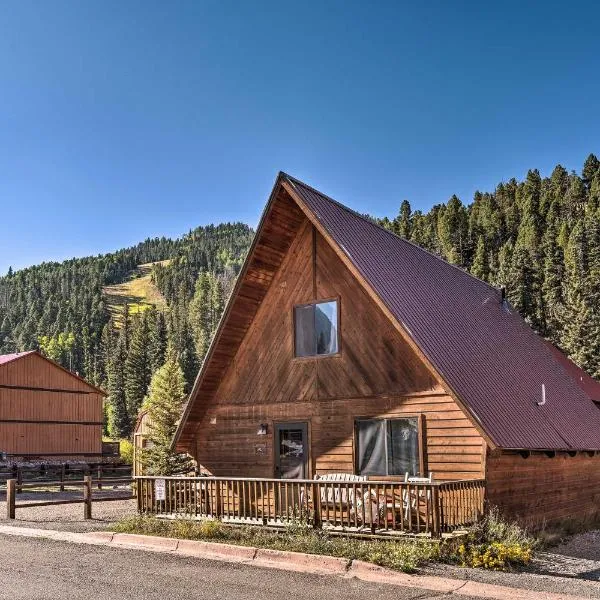 Ski-InandSki-Out Red River Cabin with Mtn Views!, hotel em Red River