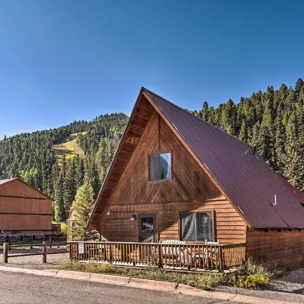 Ski-In and Ski-Out Red River Cabin with Mtn Views!, hotell i Red River