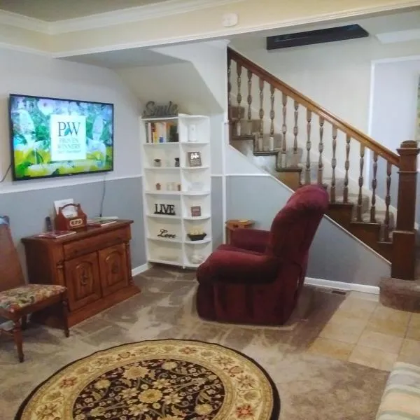 3-Br 2-Bath Family-Friendly Home -10 Min to Tulsa, hotel a Tulsa
