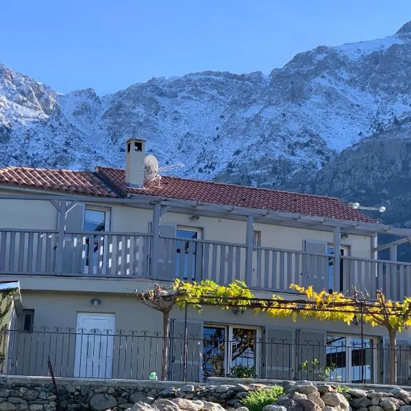 Casa Basgiu, chambres avec balcon et table d'hôtes, hotel in Zilia