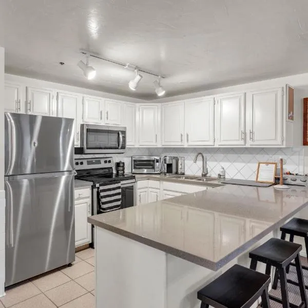 2BD 2BA Condo with Hot Tub and Pool, hotel in Park City