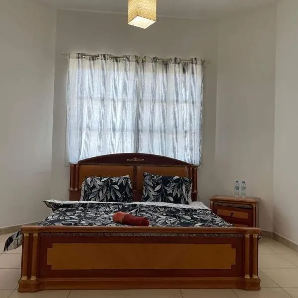 Furnished room in a villa in town center. With private bathroom，Al 'Ayn的飯店