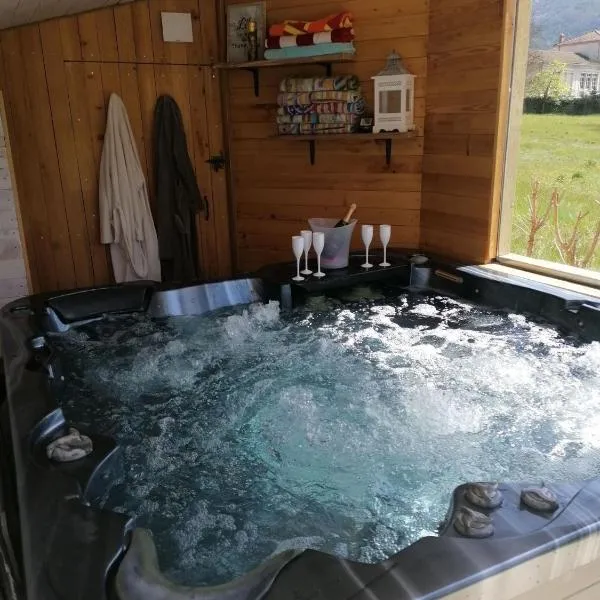 Chambre avec jacuzzi privatif "le pêcher", Hotel in Omblèze