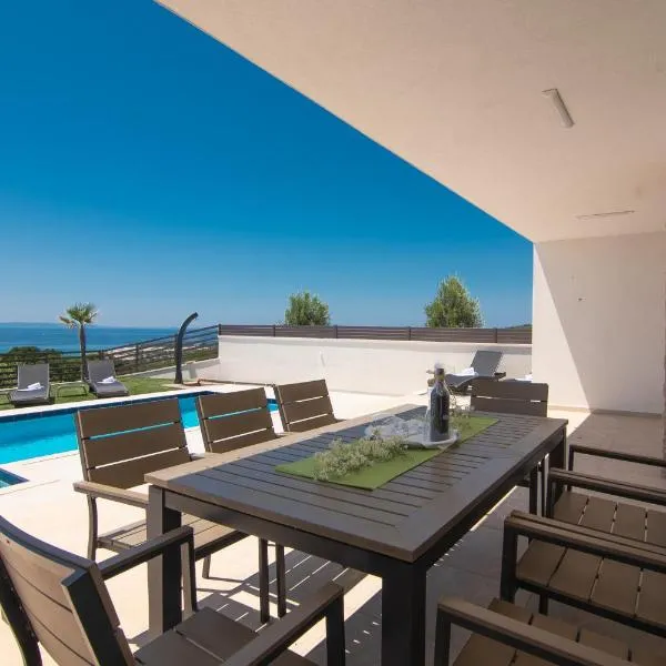 Villas Royal II with Private Pool, Hotel in Novalja