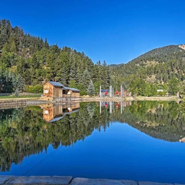 Red River Townhome with Balcony & Mtn Views!, Hotel in Red River