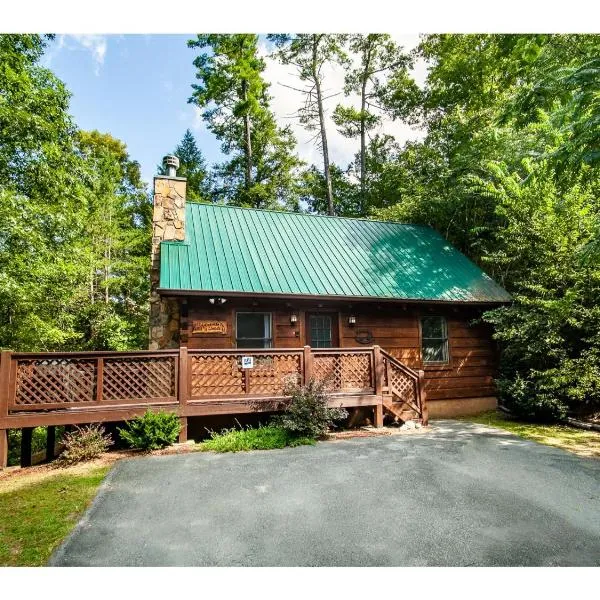 Cabin in the Woods with Hot Tub, hotel u gradu Seviervil