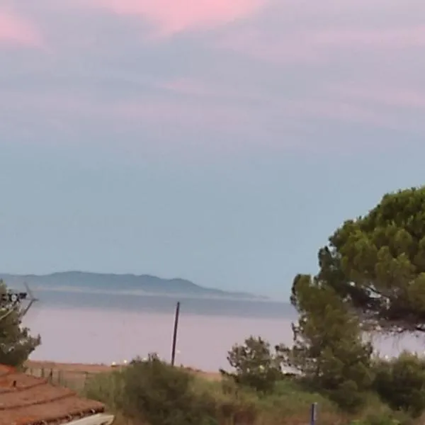 Chambre avec tropezienne vue mer à l'Ayguade ,climatisée ,parking gratuit et proche aéroport, hotel in Hyères