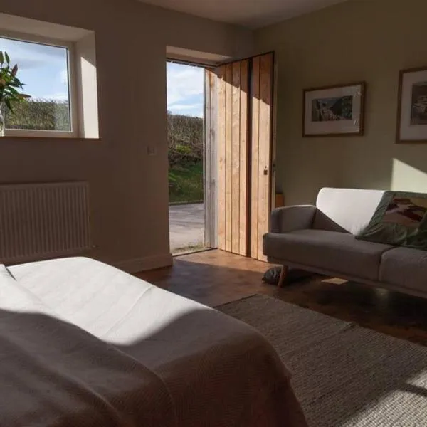 "The Studio" Contemporary studio with organic swimming pool, hotel en Lake District National Park