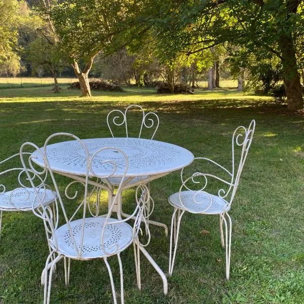 CHALET Tout Confort Proche d AX 3 Domaines, hotel in Vèbre