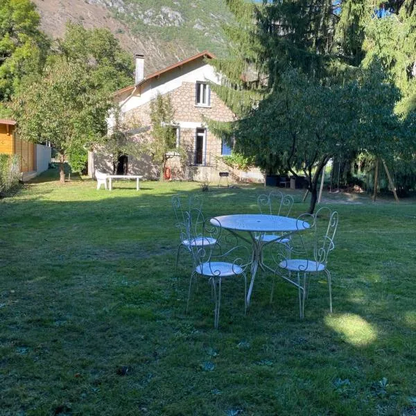CHALET Tout Confort Proche d AX 3 Domaines, hotell sihtkohas Vèbre