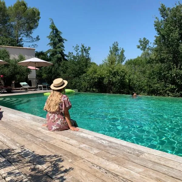 Sous les oliviers - Piscine chauffée - Studios de standing climatisés, Hotel in Saint-Maximin-la-Sainte-Baume