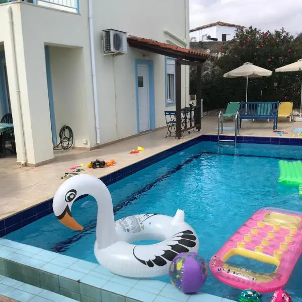 Breathtaking sea and Mountain views with Private pool, Peace full relaxing Villa with WiFi near Shops and Restaurants, hotel ve městě Chania