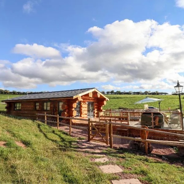 Cedar Cabin at Salford Court Farm Fishing Cabins, khách sạn ở Worcester