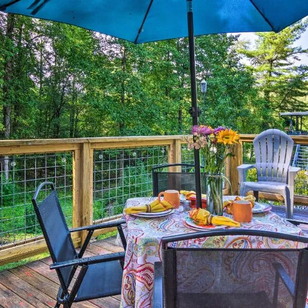 Shaw Creek Cottage with Fire Pit and Forest Views, khách sạn ở Hendersonville