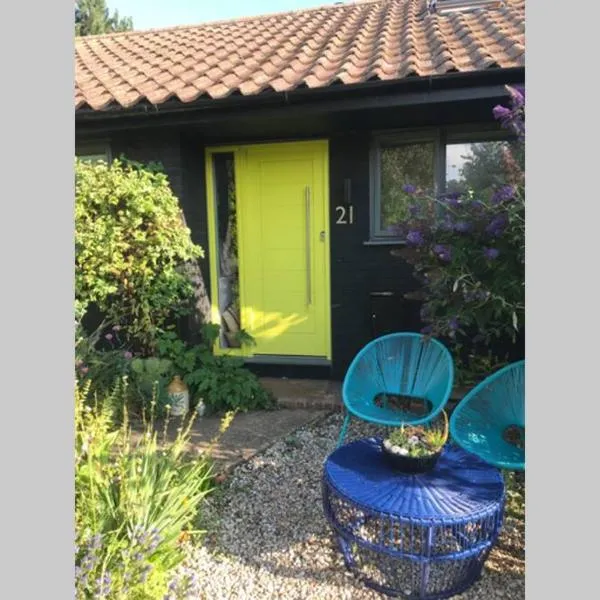 The Yellow Door Whitstable - Peaceful retreat close to beach, hotel in Whitstable