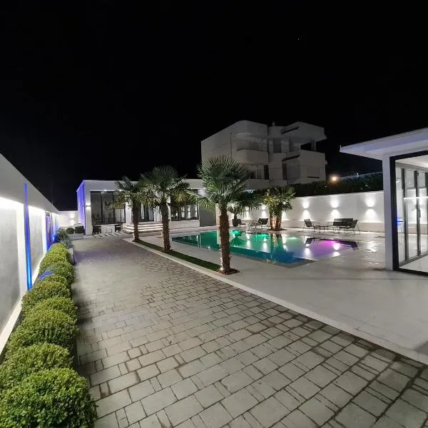 LT Luxury Villa, hotel in Rrushkull