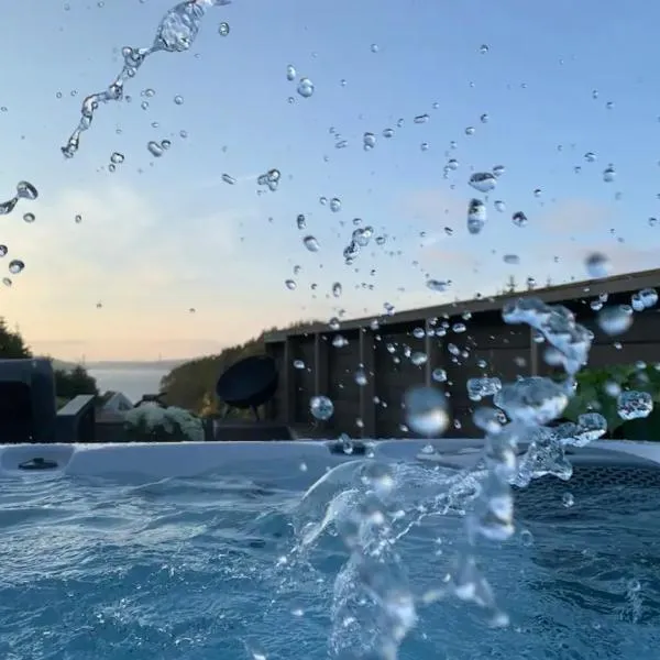 Villa with jacuzzi, hotel in Nord Bjørøy
