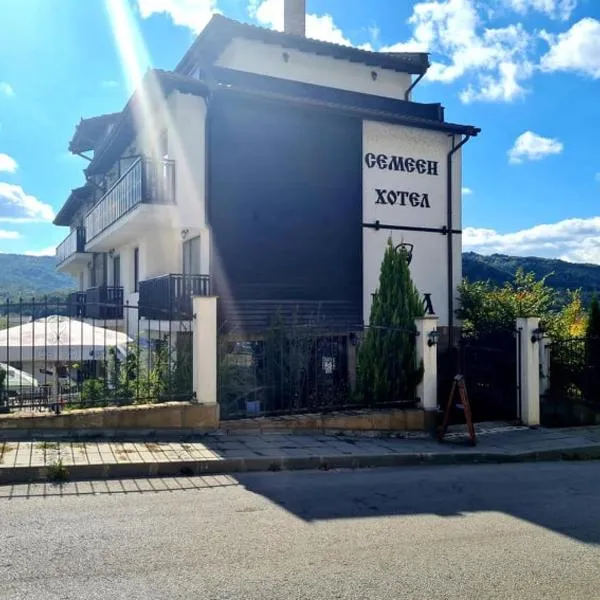 Family Hotel Bela, hotel em Triavna