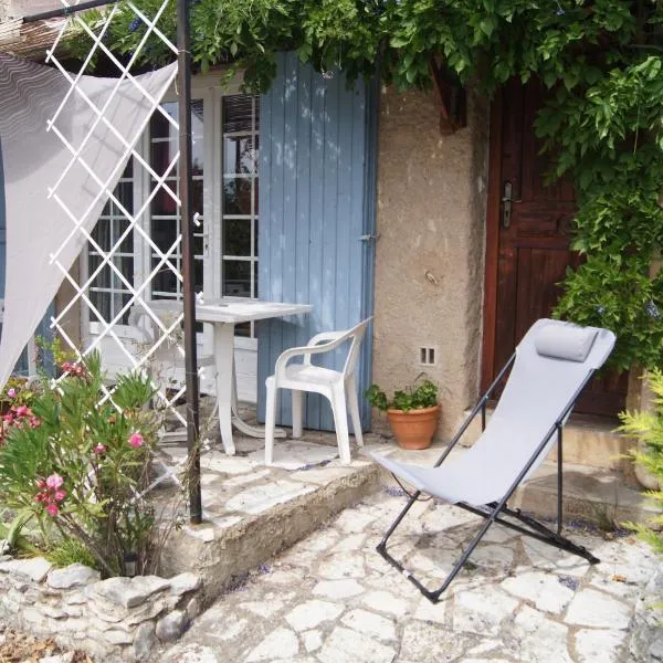 Petit studio atypique et cosy en Provence, hotel en Lardiers