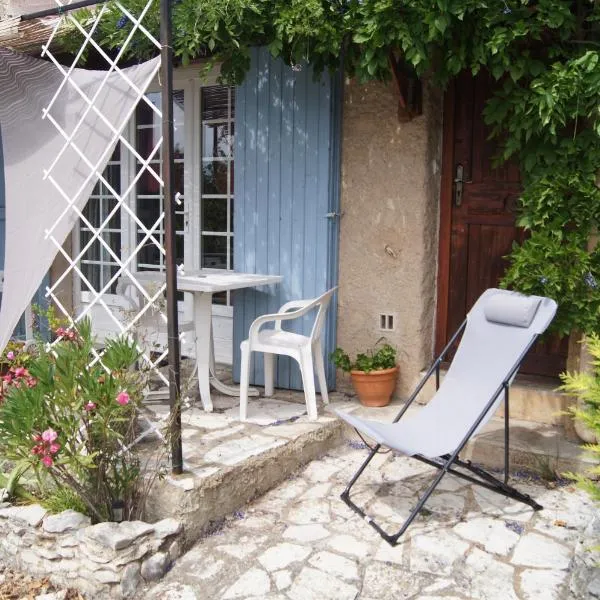 Petit studio atypique et cosy en Provence, hotel em Saint-Étienne-les-Orgues