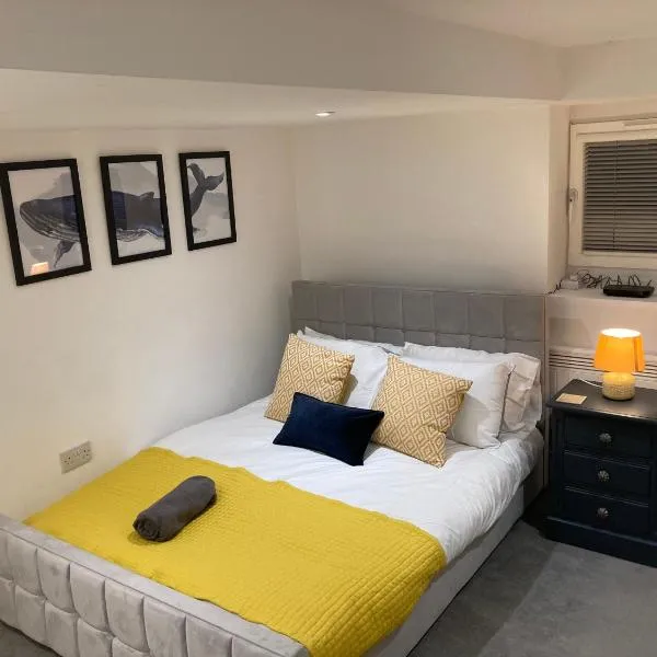 Garden Flat in City Centre with Parking, hotel in Strood