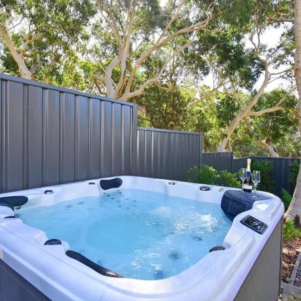 Havenwood - Pet Friendly - Spa & Community Pool, hotel i Callala Beach