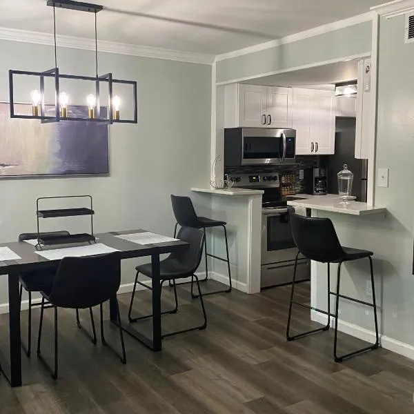HHI Homes- Newly Renovated Cozy Modern Pet-Friendly Villa-Ideal Location, hotel v destinaci Hilton Head Island