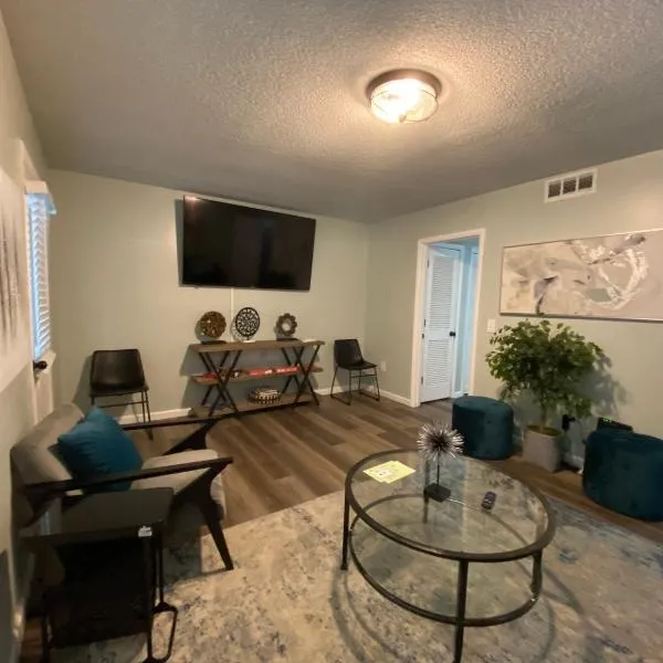 HHI Homes- Newly Renovated Cozy Modern Pet-Friendly Villa-Ideal Location, hotel a Grasslawn Beach