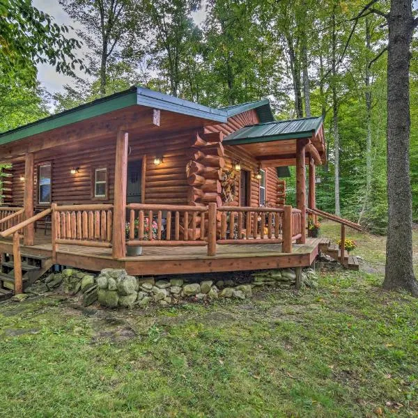 Updated Manistique Log Cabin, Yard and Fire Pit, hotel v destinaci Manistique