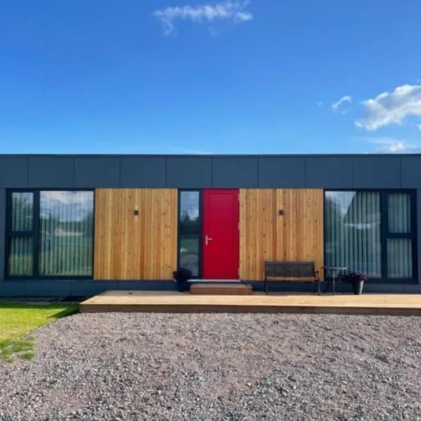 Modern accommodation close to lake and nature, hotel en Mestilä