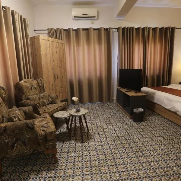 Riviera Hotel, хотел в Аман