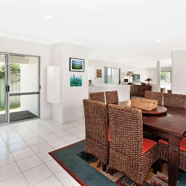 Busselton Beach House with WiFi, hotel in Capel