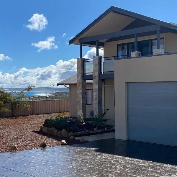 The Lookout Kalbarri AMAZING VIEWS - FREE WIFI & NETFLIX, hotel in Kalbarri