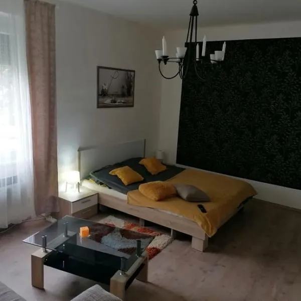 Nagy Apartman Komló – hotel w mieście Komló