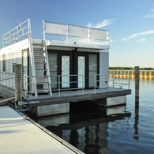 Hausboot Floating House Leni in Ribnitz-Damgarten, hotel i Ribnitz-Damgarten