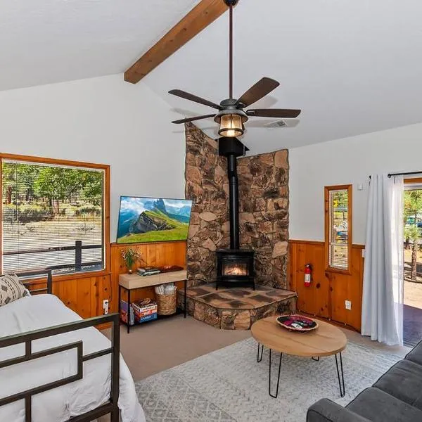 빅 베어 시티에 위치한 호텔 DoorMat Vacation Rentals - Brother Bear Cabin with free WIFI!